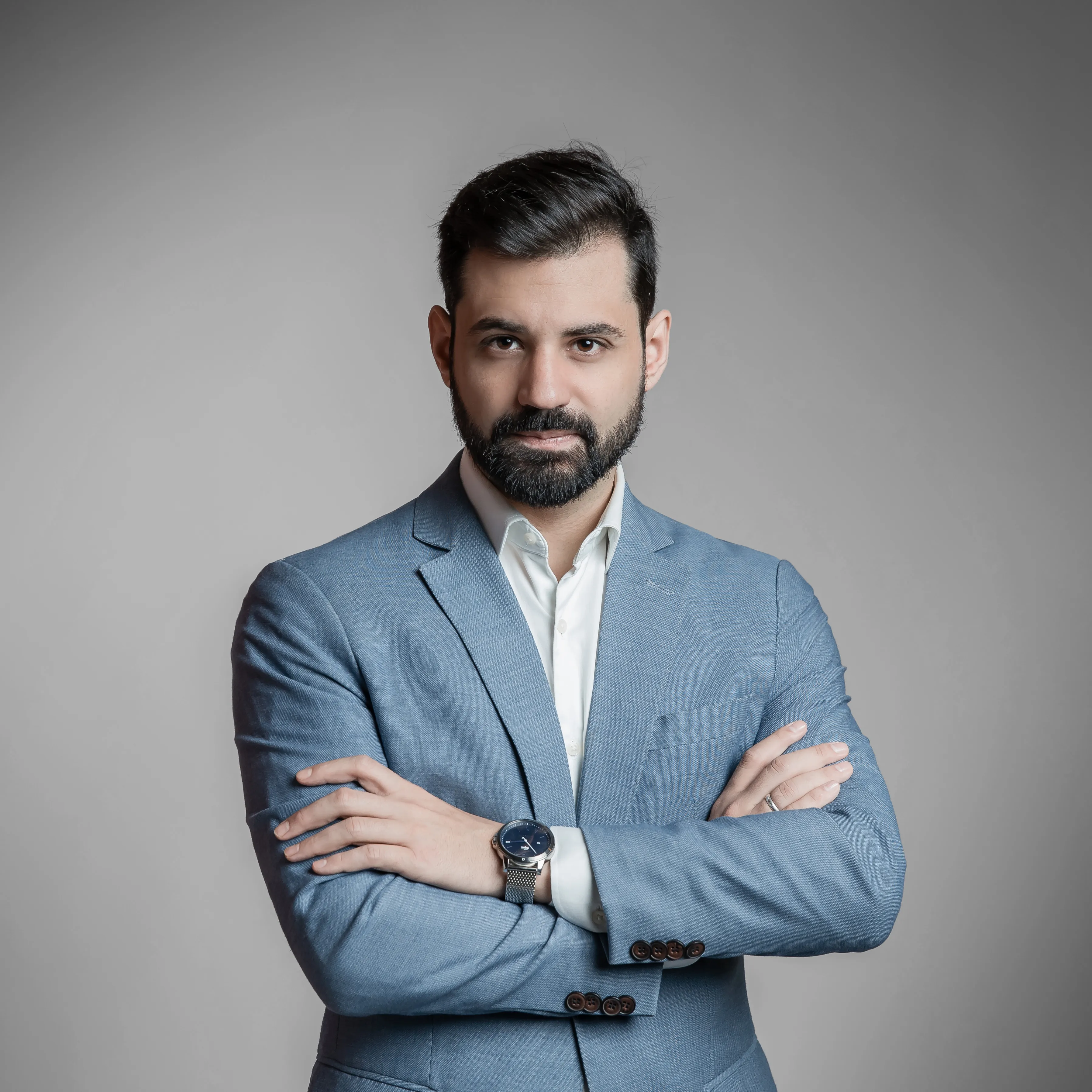Marco Sousa, retrato executivo em fundo neutro